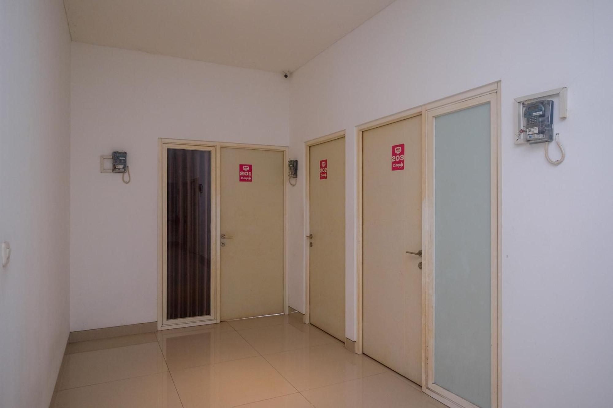 Отель Reddoorz Syariah Near Simpang Lima Semarang Jomblang Экстерьер фото