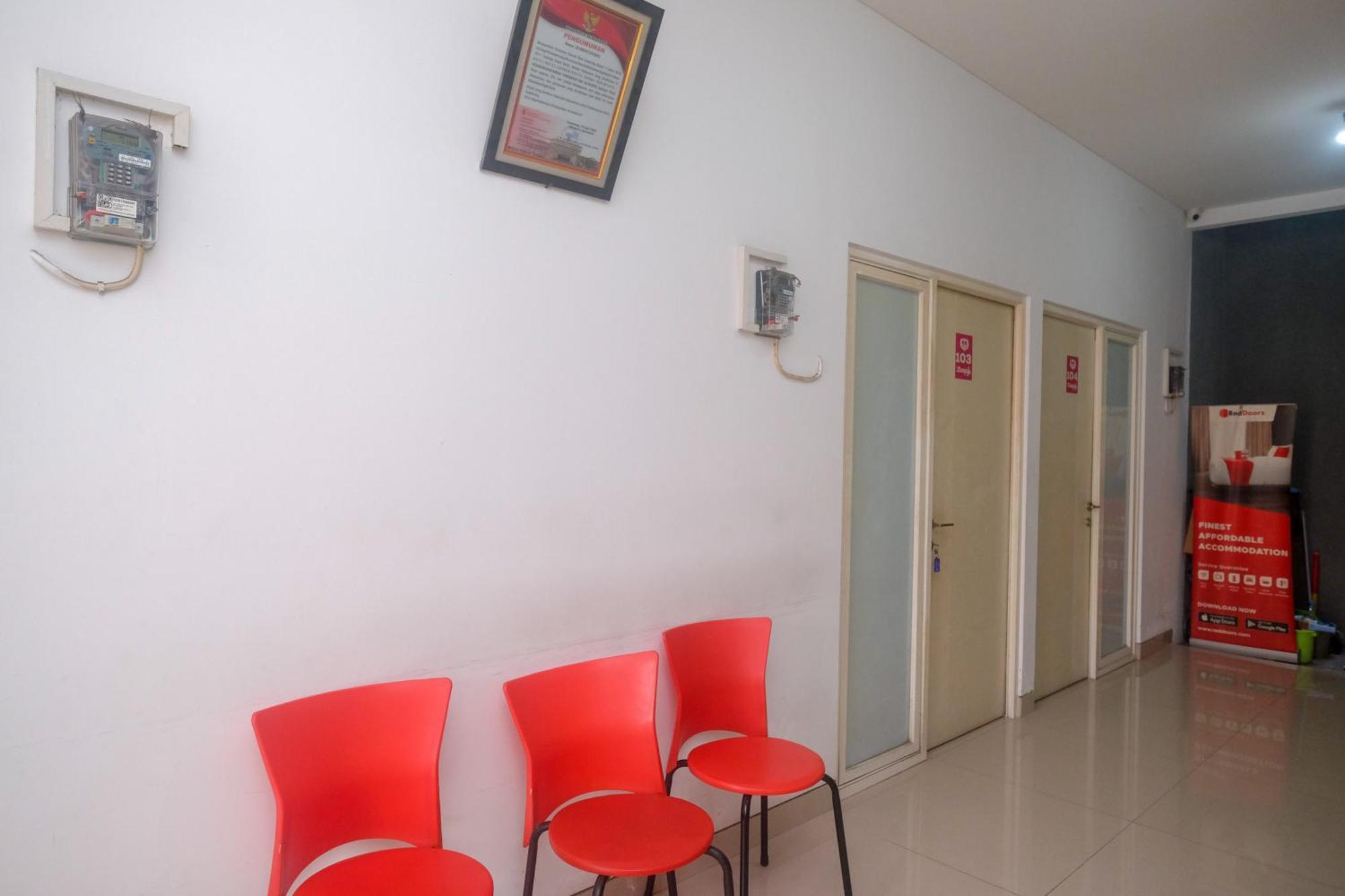 Отель Reddoorz Syariah Near Simpang Lima Semarang Jomblang Экстерьер фото