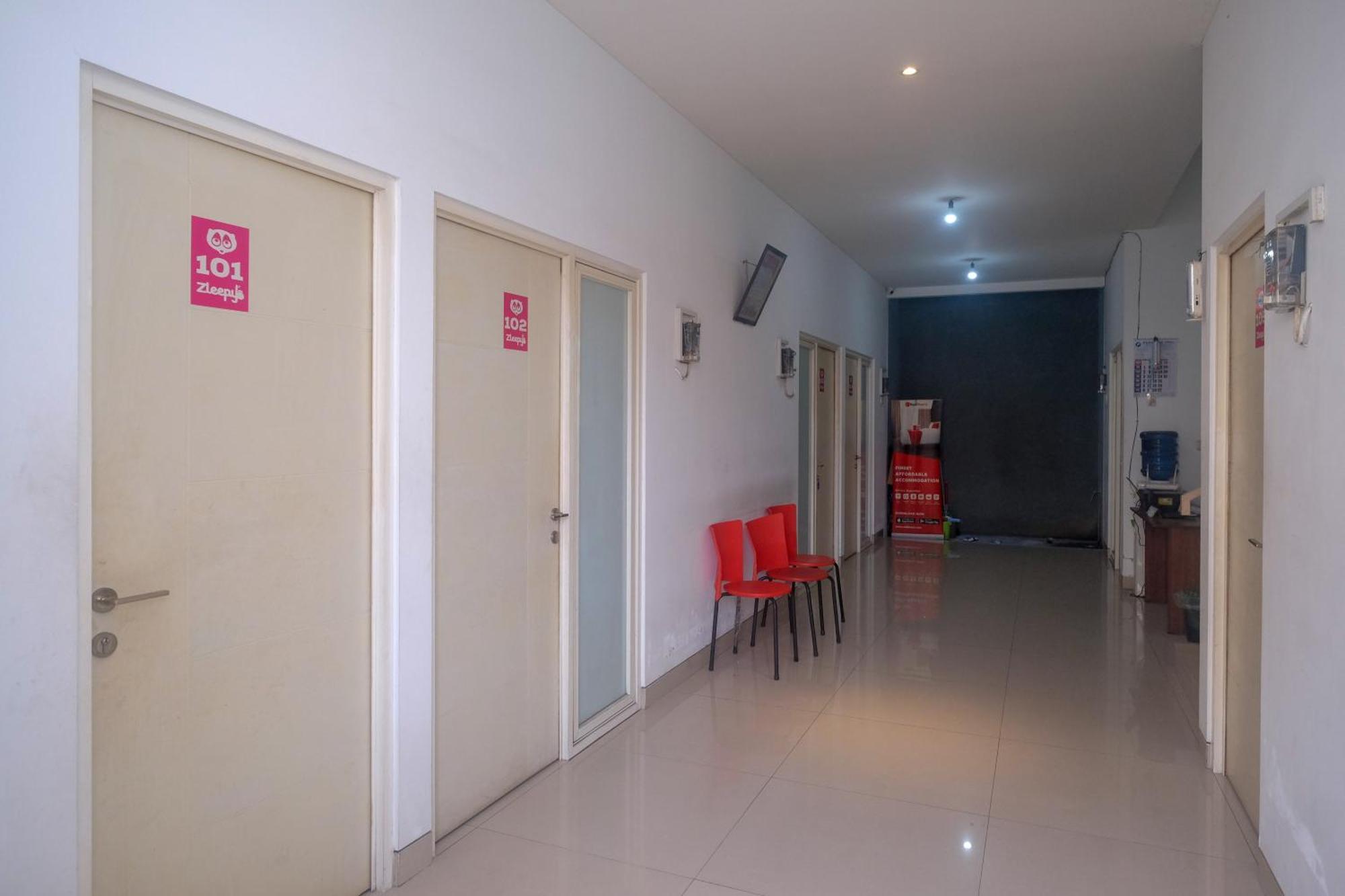 Отель Reddoorz Syariah Near Simpang Lima Semarang Jomblang Экстерьер фото