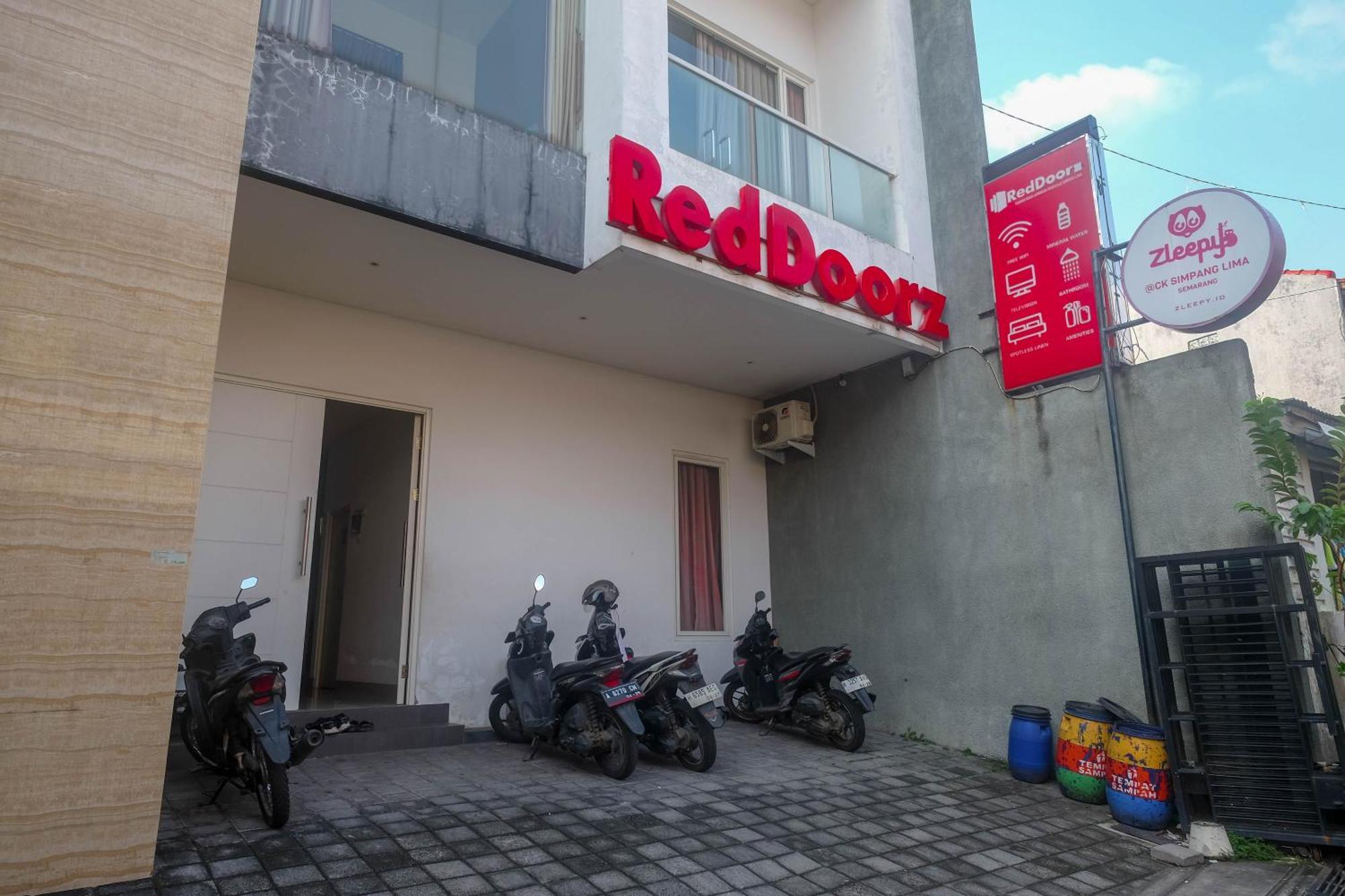 Отель Reddoorz Syariah Near Simpang Lima Semarang Jomblang Экстерьер фото