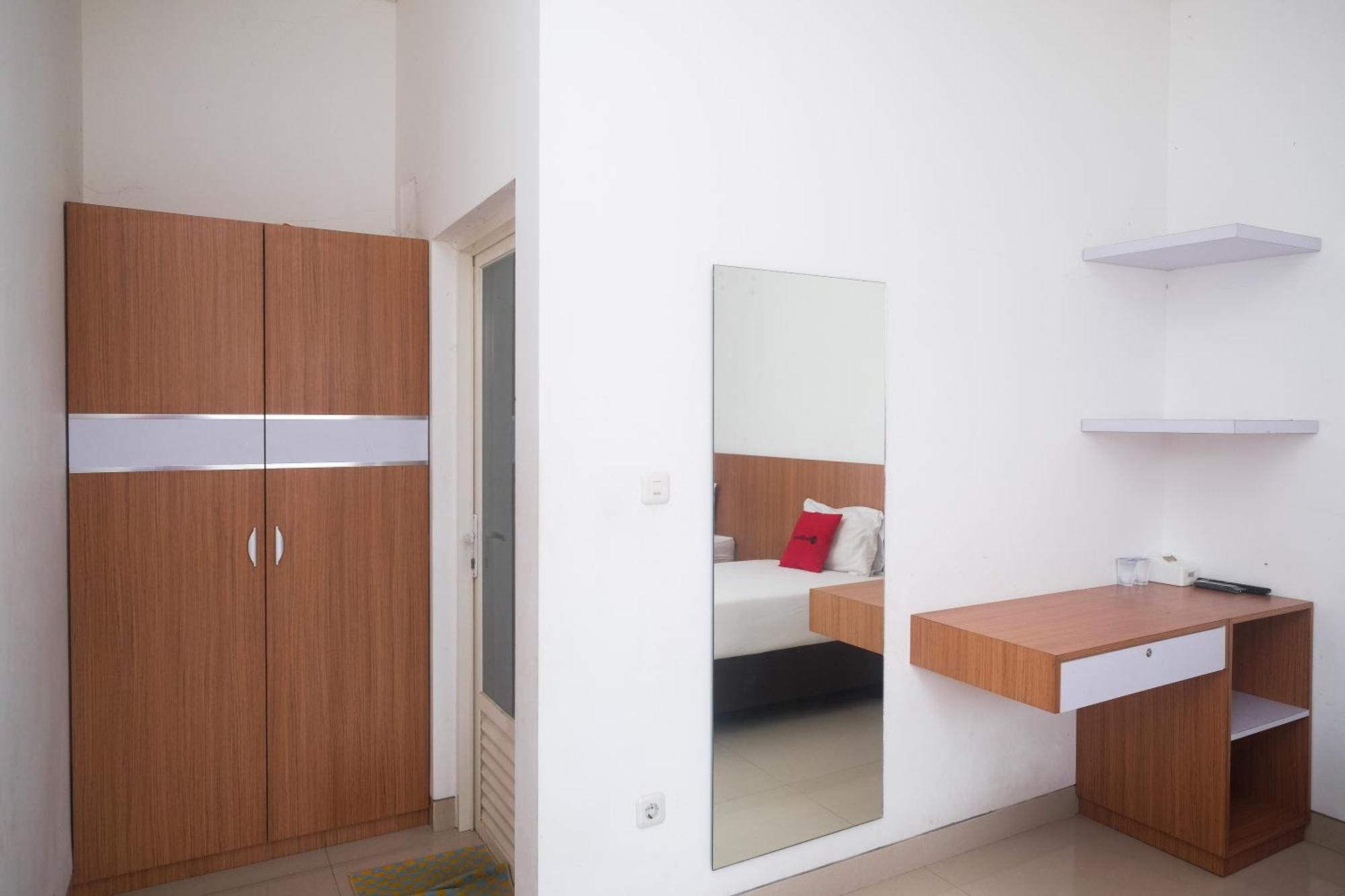 Отель Reddoorz Syariah Near Simpang Lima Semarang Jomblang Экстерьер фото