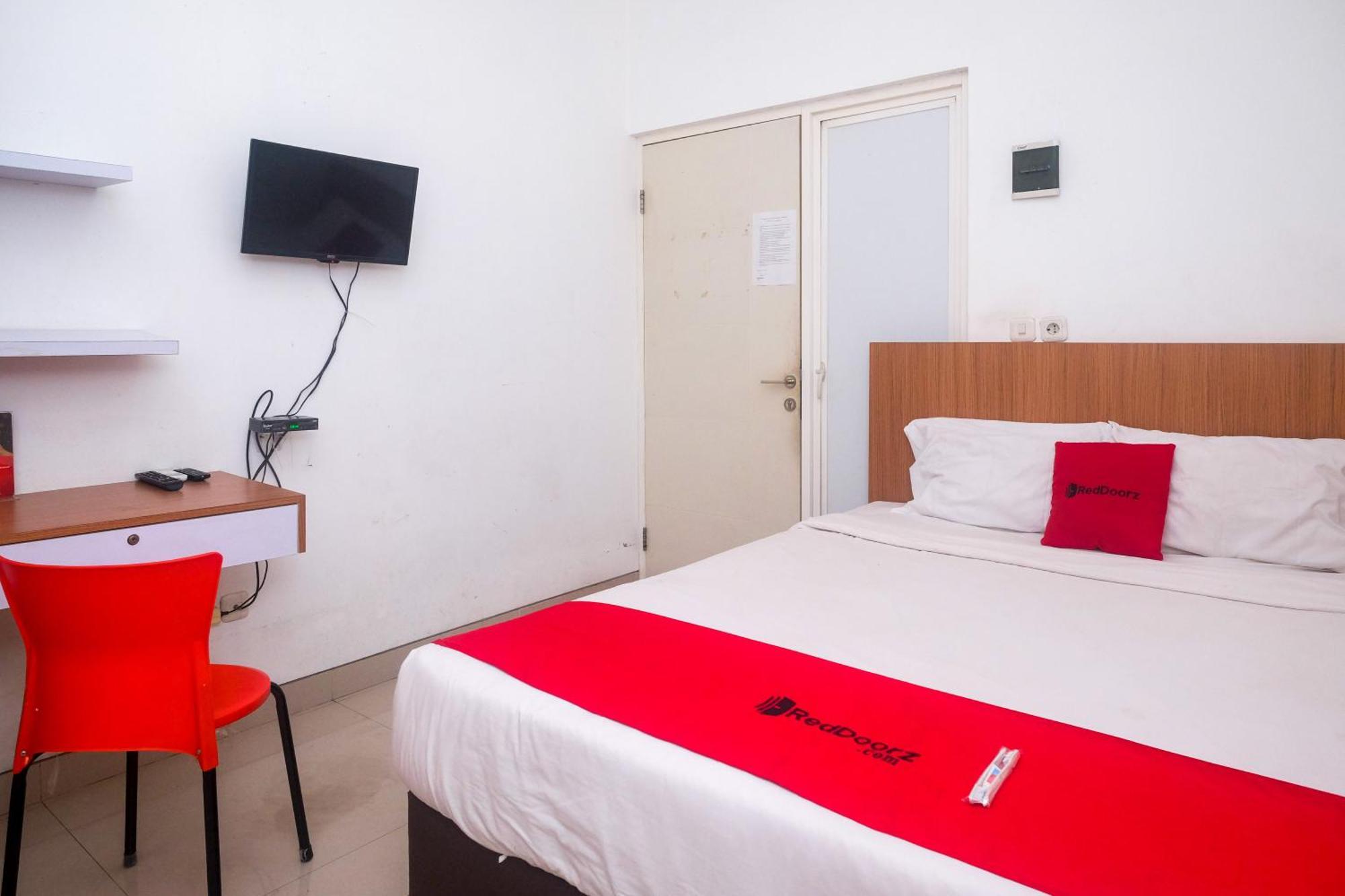 Отель Reddoorz Syariah Near Simpang Lima Semarang Jomblang Экстерьер фото