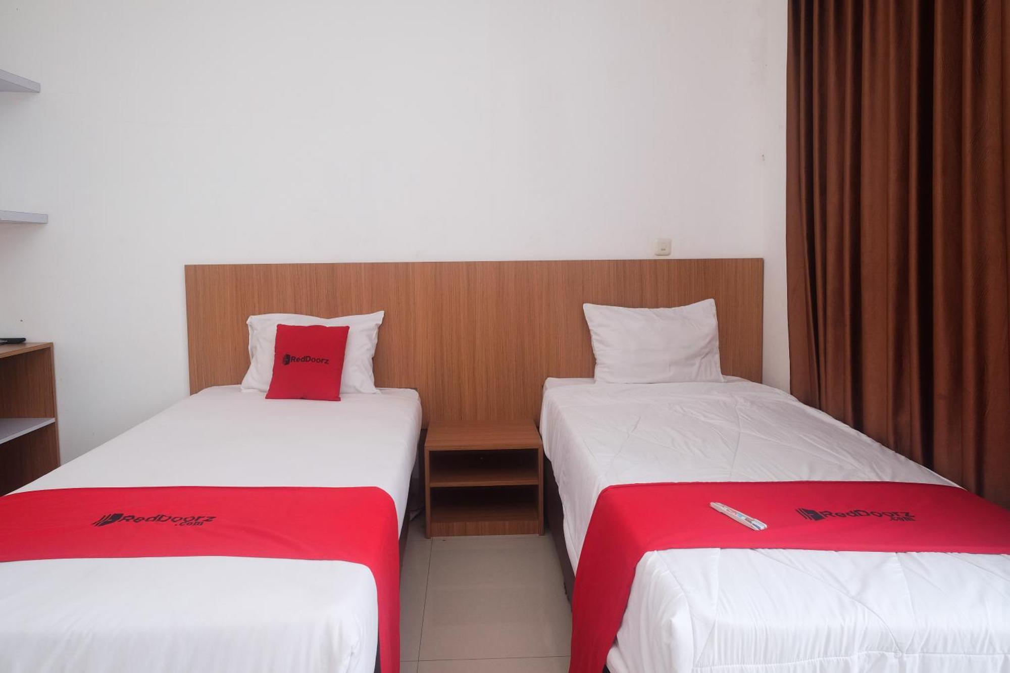 Отель Reddoorz Syariah Near Simpang Lima Semarang Jomblang Экстерьер фото